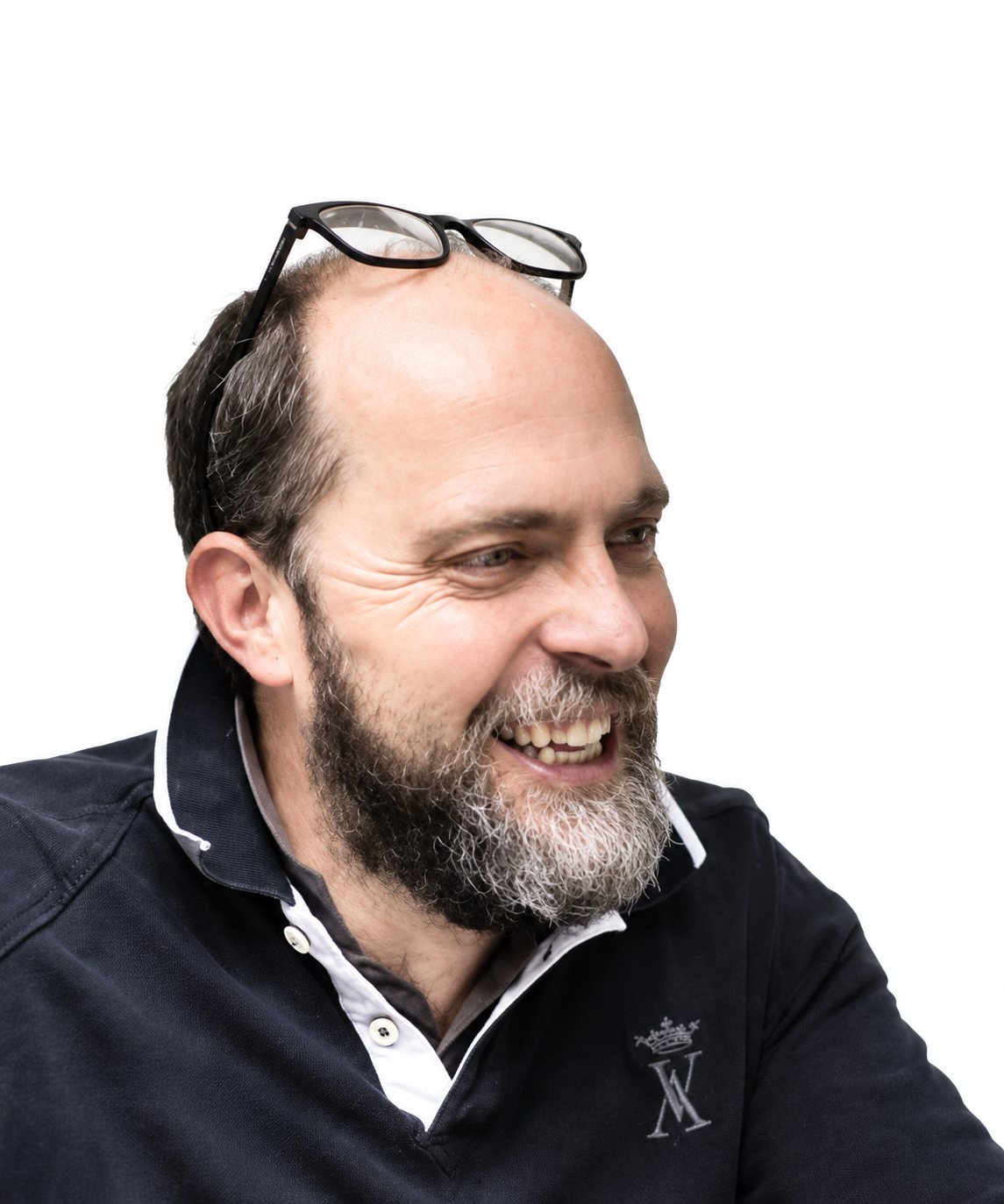 David LECUYER, sourire, lunettes relevées sur le front